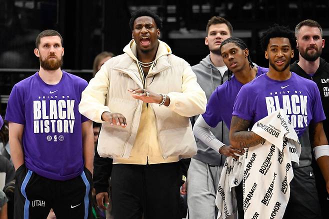 지난 2월 유타 재즈 재런 잭슨 주니어(가운데 사복) 등 선수들이 벤치에서 경기를 지켜보고 있다. 유타는 이날 포틀랜드 트레일블레이저스에 119대135로 졌다. /AFP 연합뉴스