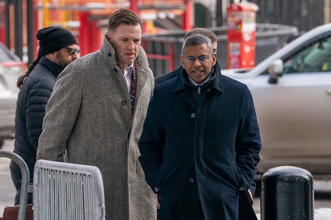 사모 대출을 많이 받았다가 지난해 파산한 자동차 부품사 '퍼스트 브랜드' 창업자 패트릭 제임스(왼쪽)가 지난 2월 뉴욕 연방법원에 출석하는 모습. /로이터 연합뉴스