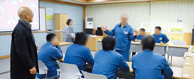 지난 2일 부산 강서구 부산교도소 중독재활수용동에서 마약사범들이 재활 교육을 받고 있다. 중독재활수용동은 재활 의지가 강한 마약 투약사범을 치료하는 전담 교정 시설이다./이민경 기자