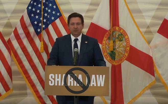 론 디샌티스 주지사가 6일 샤리아법 금지를 골자로 내건 법안에 서명한 뒤 연설하고 있다./론 디샌티스 페이스북