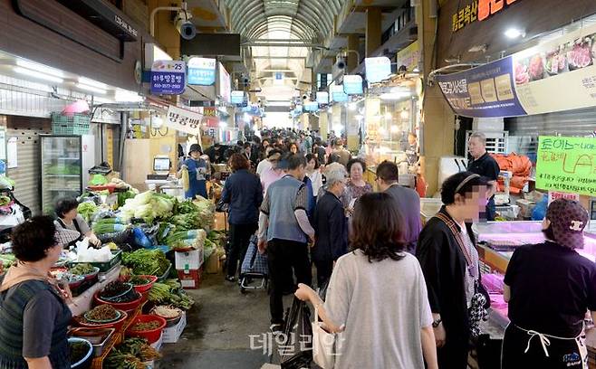 울산 남구 신정시장에서 시민들이 장을 보고 있다. ⓒ뉴시스