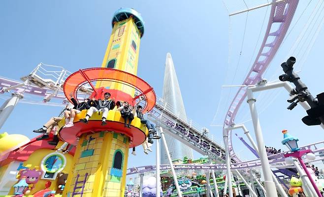 "핑크빈 타고 하늘로"… 롯데월드에 게임 속 마을 통