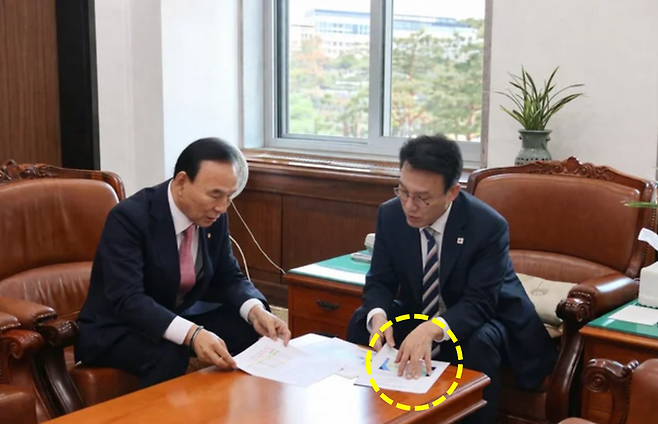 박덕흠 국민의힘 의원이 지난 8일 김민석 국무총리와 면담하며 자신의 지역구인 충북 동남 4군의 핵심 현안 사업들에 대한 정부 지원을 요청하면서 배포한 사진. AI로 보정한 사진 속 김민석 총리의 손가락이 6개로 보인다./사진=박덕흠 의원실 제공