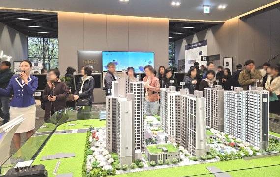 ‘용인 고림 동문 디 이스트’ 견본주택에 몰린 예비 청약자들