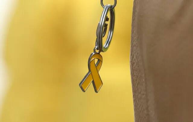 4.16세월호참사가족협의회, 4.16연대 활동가들이 2022년 2월14일 오전 서울 중구 서울특별시의회 본관 앞에서 연 20대 대선 약속운동 발표 기자회견에 참석한 한 활동가 가방에 노란리본 열쇠고리가 달려 있다. 김혜윤 기자 unique@hani.co.kr