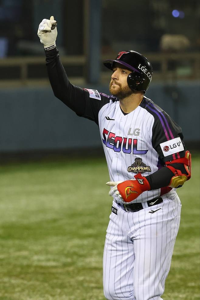 엘지(LG) 트윈스 오스틴 딘이 10일 잠실야구장에서 열린 2026 KBO리그 에스에스지(SSG) 랜더스와 안방 경기에서 4회말 2사 2루서 홈런을 쏘아 올린 뒤 세리머니를 하고 있다. 엘지 트윈스 제공