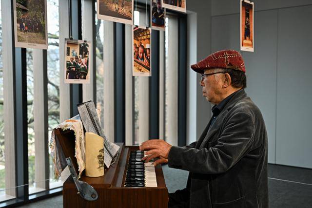 43년간 교직에 몸담았던 나태주 시인이 나태주풀꽃문학관 한쪽에 마련된 풍금을 연주하며 노래하고 있다. 공주=정다빈 기자