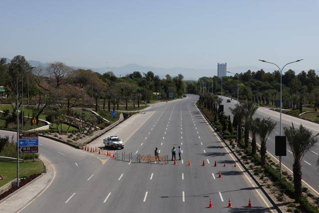 10일 파키스탄 수도 이슬라마바드 5성급 세레나 호텔 인근의 도로가 통제돼 있다. 이슬라마바드= 로이터 연합뉴스