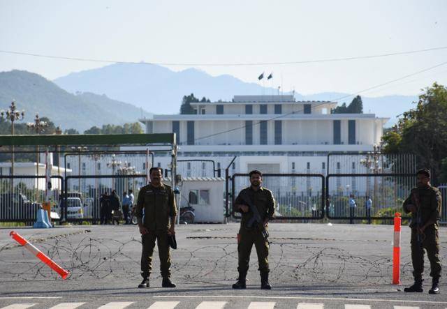 10일 파키스탄 이슬라마바드 대통령궁 앞에 군인들이 경계 태세를 취하는 모습. 이슬라마바드=로이터 연합뉴스