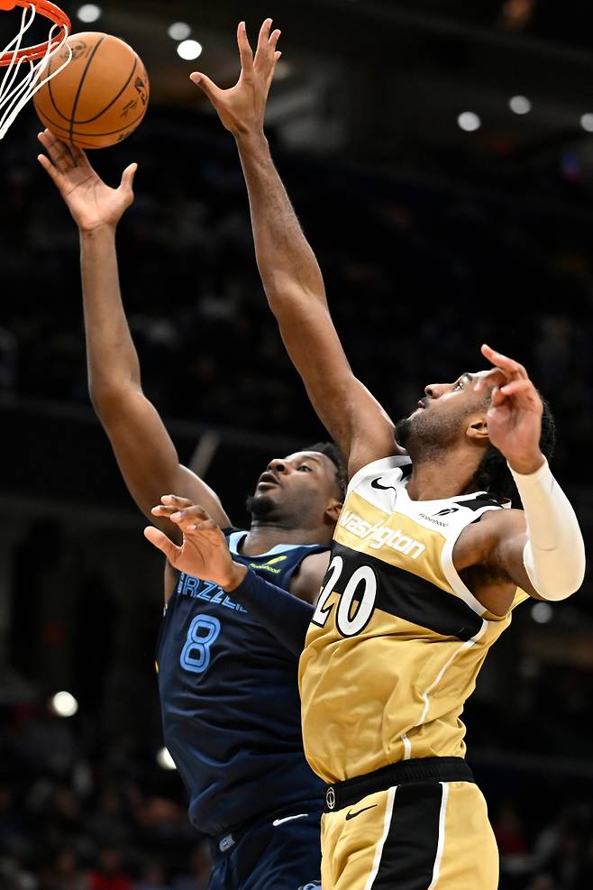 <yonhap photo-3050=""> Memphis Grizzlies forward Jaren Jackson Jr. (8) scores a basket against Washington Wizards center Alex Sarr during the second half of an NBA basketball game, Sunday, Dec. 28, 2025, in Washington. (AP Photo/John McDonnell)/2025-12-29 11:24:03/ <저작권자 ⓒ 1980~2025 ㈜연합뉴스. 무단 전재 재배포 금지, AI 학습 및 활용 금지></yonhap>