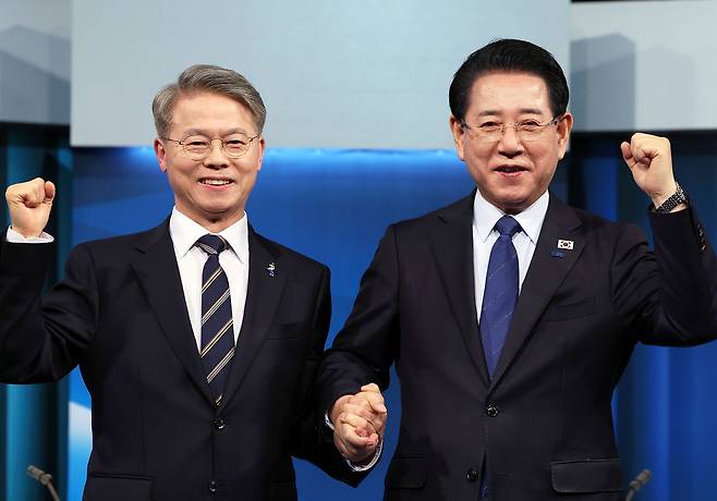 더불어민주당 민형배(왼쪽)ㆍ김영록 전남광주통합특별시장 경선 후보가 9일 광주 남구 월산동 광주MBC 공개홀에서 열린 본경선 토론회에 참석해 기념 촬영하고 있다. 연합뉴스