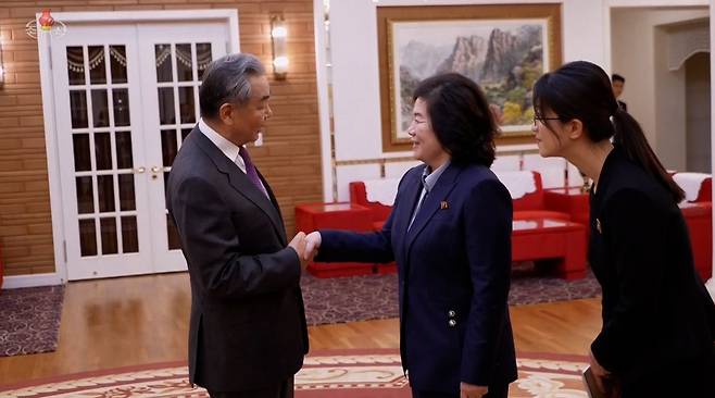 최선희 북한 외무상이 지난 9일 금수산영빈관에서 왕이 중국 외교부장(왼쪽)과 회담했다고 조선중앙TV가 10일 보도했다. 연합뉴스