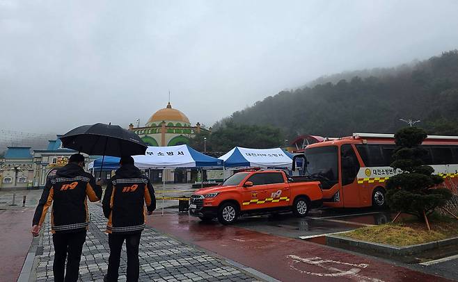 탈출한 늑대 '늑구' 수색 작업이 비로 인해 어려움을 겪고 있는 가운데 9일 대전 오월드에 119 소방관들이 대기하고 있다. 연합뉴스