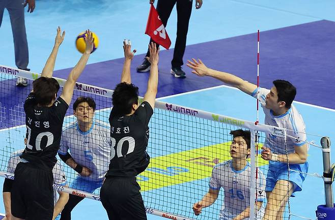 공격하는 정지석 (인천=연합뉴스) 임순석 기자 = 10일 인천 계양체육관에서 열린 프로배구 2025-2026 V리그 남자부 챔피언결정전 대한항공과 현대캐피탈 5차전 경기. 대한항공 정지석이 공격하고 있다. 2026.4.10 soonseok02@yna.co.kr (끝) 〈저작권자(c) 연합뉴스, 무단 전재-재배포, AI 학습 및 활용 금지〉