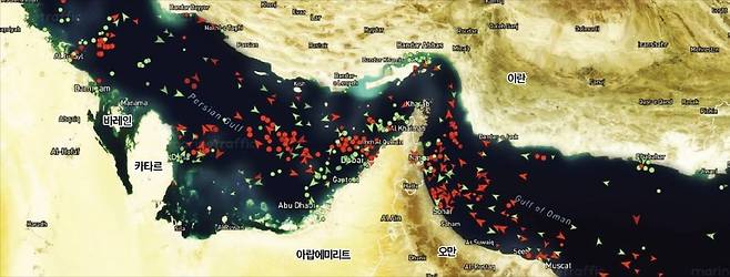 < 눈앞에서 돌아섰다…다시 막힌 호르무즈 > 미국과 이란의 ‘2주 휴전’ 합의에도 이스라엘이 레바논을 공습하자 지난 8일 이란이 호르무즈해협을 다시 봉쇄했다. 휴전 소식에 호르무즈해협 통과를 시도하던 유조선(빨간색)과 화물선(녹색)들이 해협 근처에 발이 묶였다. 사진은 9일 오후 7시(한국시간) 기준 선박 위치 추적 사이트 ‘마린트래픽’에 공개된 호르무즈해협 상황. /마린트래픽 캡처