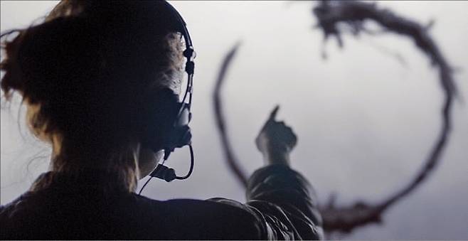 영화 ‘컨택트’에서 외계 언어를 통해 시간의 구조를 새롭게 인식하게 된 루이스. 미래가 이미 존재한다면 인간의 선택은 무엇을 의미하는가라는 질문을 떠올리게 한다. /파라마운트 픽처스