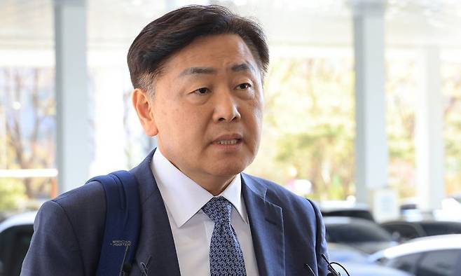 ‘대리운전 비용 제공’으로 더불어민주당에서 제명된 김관영 전북지사가 지난 7일 제명 효력정지 가처분 사건 심문에 참석하기 위해 서울남부지법으로 들어서며 취재진의 질문에 답하고 있다. 연합뉴스