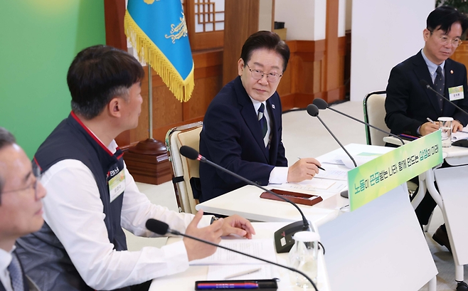 이재명 대통령이 10일 청와대에서 열린 민주노총 초청 간담회에서 발언하고 있다. 청와대사진기자단