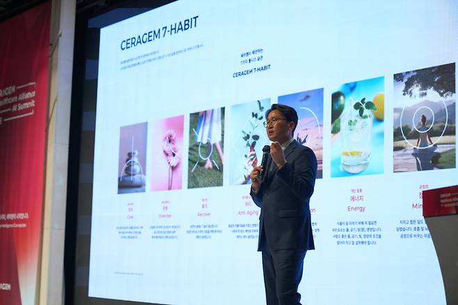 이경수 세라젬 대표가 9일 서울 강남구 엘리에나 호텔에서 열린 ‘헬스케어 얼라이언스 AI서밋’에서 발표하고 있다. 이날 행사에는 70여개 세라젬 파트너사가 참여해 기술트렌드와 협력방안 등을 공유했다. <세라젬>