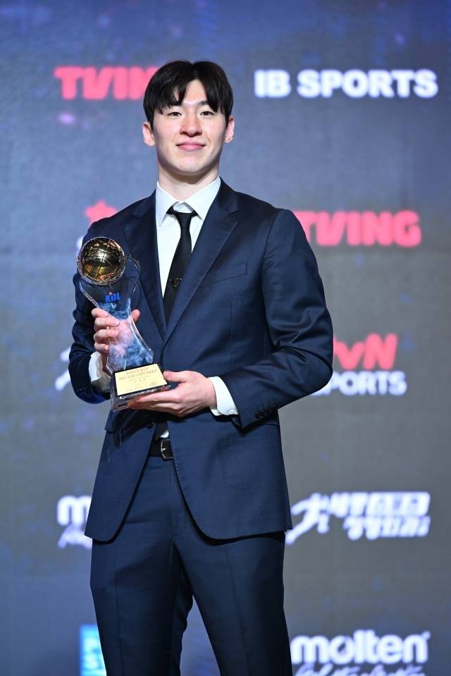 이정현은 감사함을 아는 사람이었다. 그는 “항상 응원해주고 또 많은 사랑을 주는 부모님 생각이 먼저 난다. 그리고 어린 시절, 정말 많은 지도자 선생님에게 도움을 받았다. 오세일 감독님, 은희석 감독님, 김승기 감독님, 손창환 감독님까지, 좋은 지도자 선생님들의 도움을 받아 경험을 쌓고 또 좋은 결과까지 얻었다”고 전했다. 사진=KBL 제공