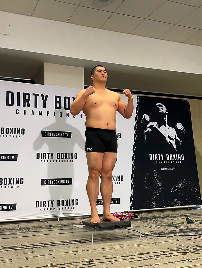 이승준이 2026년 4월 DBX 6 헤비급 계체를 통과하고 있다. 대회사 유일의 동양인 파이터로서 71일 만에 미국 데뷔 2연승을 노린다. 사진=Dirty Boxing Championship