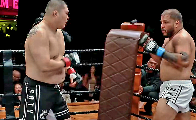 이승준이 2026년 1월 미국 텍사스주 휴스턴의 바이유 뮤직 센터 DBX 5 헤비급 경기에서 빅토르 카르도주를 압박하고 있다. 사진=Dirty Boxing Championship