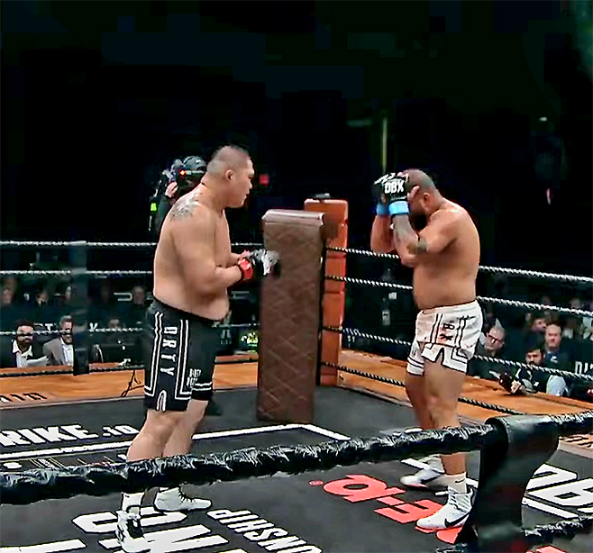 이승준이 2026년 1월 미국 텍사스주 휴스턴의 바이유 뮤직 센터 DBX 5 헤비급 경기에서 빅토르 카르도주를 압박하고 있다. 사진=Dirty Boxing Championship