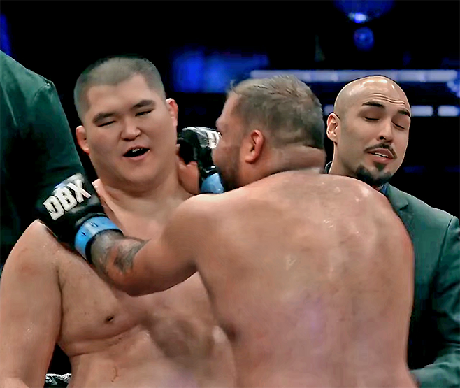 이승준이 2026년 1월 미국 텍사스주 휴스턴의 바이유 뮤직 센터 DBX 5 헤비급 3분×3라운드 경기 종료 후 상대 선수 빅토르 카르도주의 칭찬을 듣고 있다. 사진=Dirty Boxing Championship