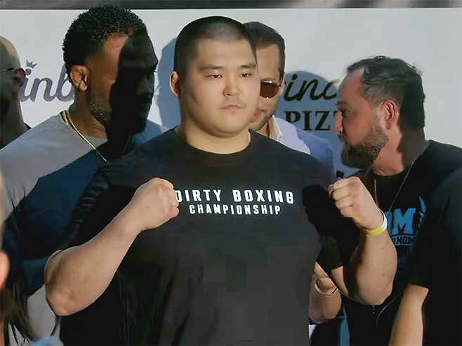 이승준이 2026년 4월 DBX 6 공개 계체 행사 촬영에 응하고 있다. 왼쪽은 UFC의 제23대 헤비급 및 제12·14대 라이트헤비급 챔피언 존 존스. 사진=Dirty Boxing Championship