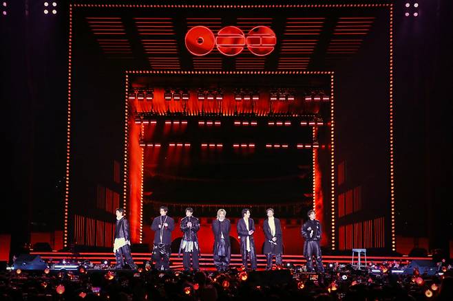 방탄소년단(BTS)이 지난달 21일 서울 종로구 광화문광장에서 컴백을 기념해 'BTS 컴백 라이브 : 아리랑' 공연을 선보이고 있다. /사진제공=빅히트 뮤직·넷플릭스