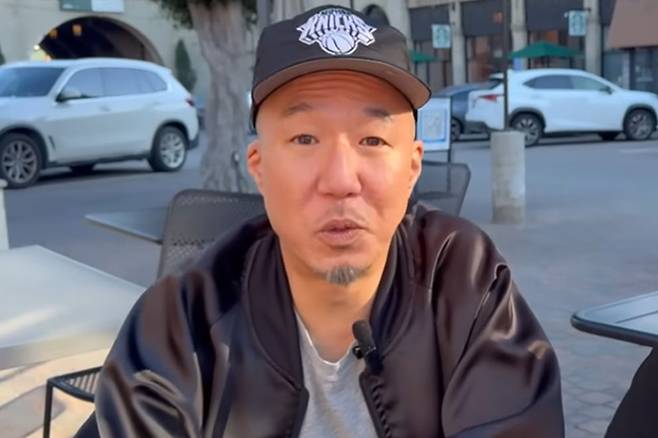 배우 윤여정의 차남인 힙합 컨설턴트 조늘의 얼굴이 공개됐다. /사진=유튜브 채널 '샘 리처드 Sam Richards' 영상