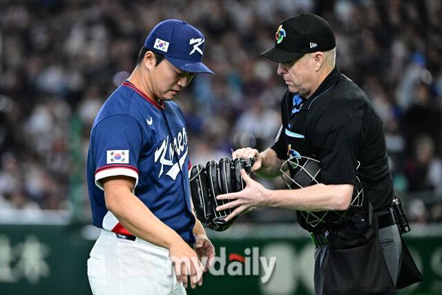 7일 일본 도쿄돔에서 열린 2026 월드 베이스볼 클래식(WBC) 조별리그 한국-일본 경기. 고우석이 6회말 무실점 수비를 마치고 주심에게 검사를 받고 있다./마이데일리