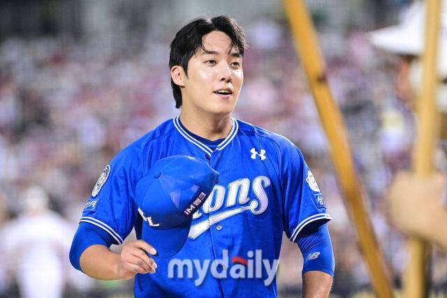 26일 서울 잠실야구장에서 열린 '2025 신한 SOL BANK KBO리그' 삼성 라이온즈와 두산 베어스 경기. 삼성 선발 원태인이 6회초 무실점 수비를 마치고 미소 짓고 있다./마이데일리