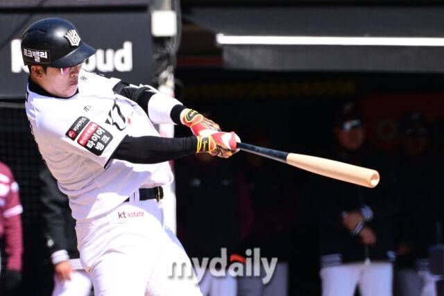 KT 허경민이 19일 오후 경기도 수원KT위즈파크에서 진행된 ‘2026 신한 SOL KBO리그’ 키움-KT의 시범경기 4회말 1사 1루에서 2루타를 때린 뒤 타임을 요청하고 있다./마이데일리
