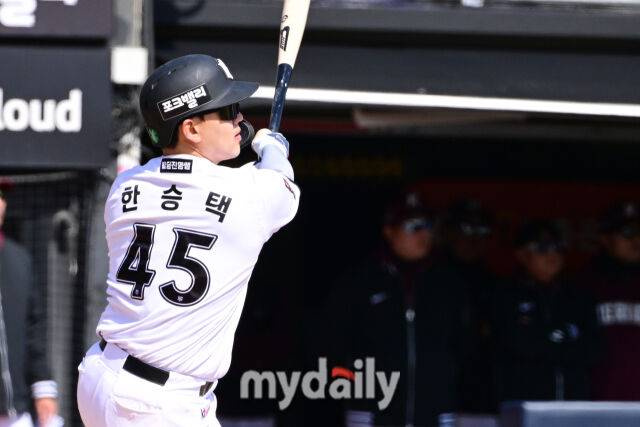 KT 한승택이 19일 오후 경기도 수원KT위즈파크에서 진행된 ‘2026 신한 SOL KBO리그’ 키움-KT의 시범경기 4회말 1사 2,3루에서 희생플라이를 때리고 있다./마이데일리