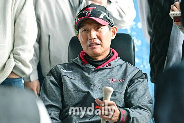 31일 서울 잠실야구장에서 열린 '2026 신한 SOL BANK KBO리그' LG 트윈스와 KIA 타이거즈 경기.LG 염경엽 감독이 경기 전 인터뷰를 하고 있다.