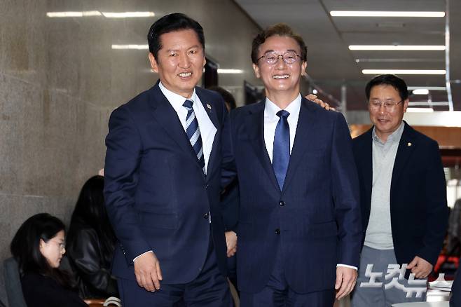 더불어민주당 정청래 대표와 6·3 지방선거 부산시장 후보로 선출된 전재수 의원이 10일 서울 여의도 국회에서 만나 어깨동무를 하고 당대표 회의실로 향하고 있다. 윤창원 기자