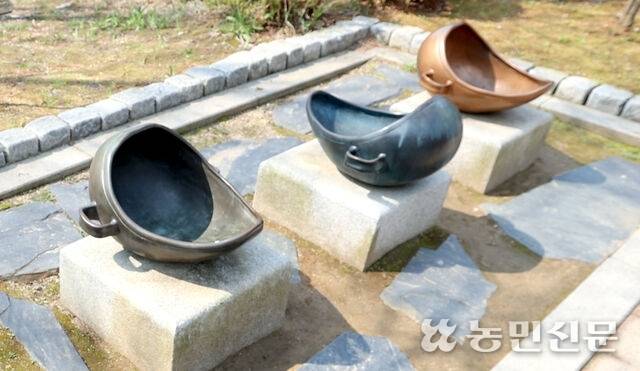 백제 시대 변기 모형. 백제 30대 무왕 때 조성한 왕궁리 화장실은 한국 최초의 대형 공중화장실로 알려져 있다. 수원=김원철 프리랜서 기자