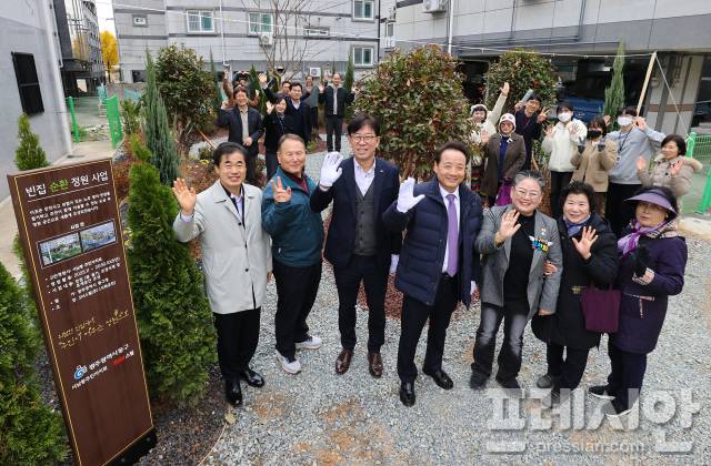▲광주 동구 '빈집 순환 정원 사업' 완료식에 참석한 임택 동구청장(왼쪽에서 네번째)과 문선화 동구의회 의장(왼쪽에서 다섯번째) 등 관계자들이 기념사진을 찍고 있다.2025.11.20ⓒ광주 동구