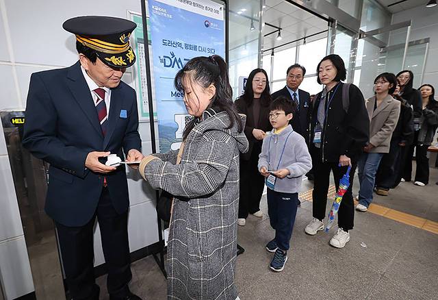 ▲통일부와 경기도, 파주시, 코레일이 주관한 서울역-도라산역 정기 관광열차인 'DMZ 평화이음 열차' 기념 운행식 출발지인 서울역에서 정동영 (왼쪽) 통일부 장관이 탑승객들의 표를 확인하고 있다. ⓒ통일부