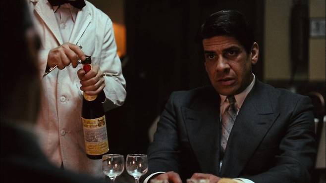 솔로초와 와인 오픈 장면. SHOT·CAFE