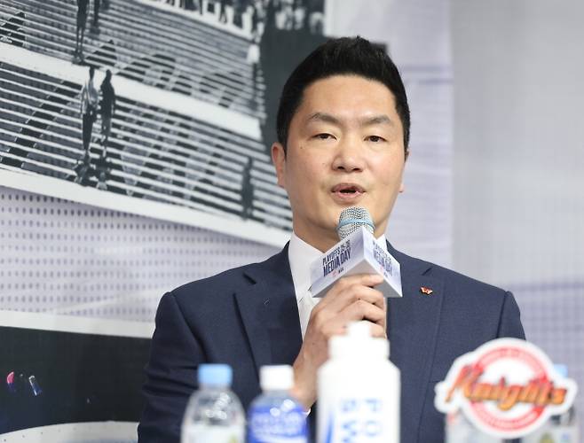 질문 답하는 전희철 SK 감독 - 질문 답하는 전희철 SK 감독 (서울=연합뉴스) 이지은 기자 = 10일 서울 강남구 KBL센터에서 열린 프로농구 플레이오프 미디어데이에서 전희철 SK 감독이 취재진 질문에 답하고 있다. 2026.4.10 jieunlee@yna.co.kr (끝)