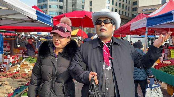 중년의 모습을 풍자한 유튜브 콘텐츠 ‘낭만부부’.