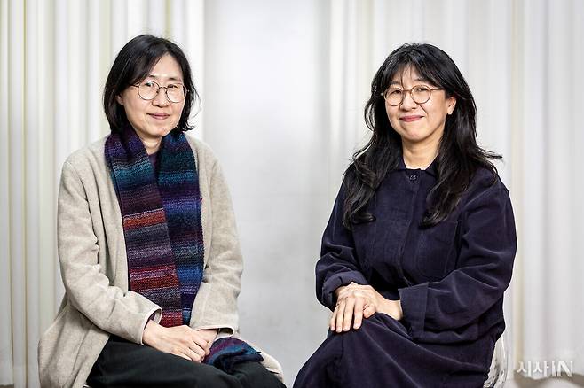 2월24일 서울 중구 <시사IN> 편집국에서 만난 진은영 시인(왼쪽)과 이수지 작가. ⓒ시사IN 박미소