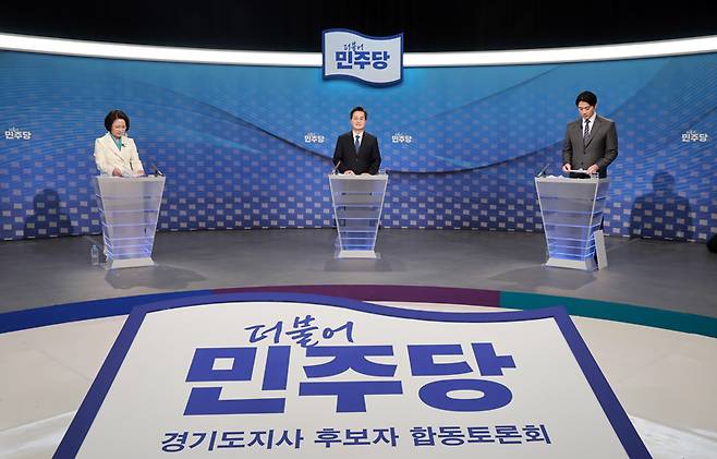 더불어민주당 추미애(왼쪽부터)·김동연·한준호 경기도지사 경선후보가 1일 서울 양천구 SBS 목동 스튜디오에서 열린 더불어민주당 경기도지사 후보자 2차 TV 합동토론회에 참석해 토론을 준비하고 있다. ⓒ연합뉴스