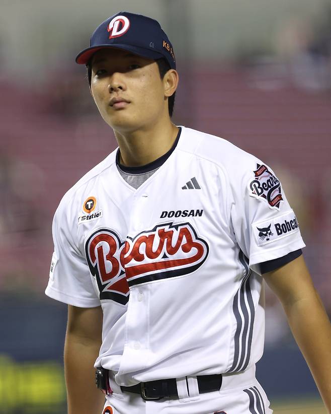 두산 선발진의 희망으로 떠오른 최민석이 8일 잠실 키움전서 투구를 마친 뒤 덕아웃을 향하고 있다. 사진제공|두산 베어스