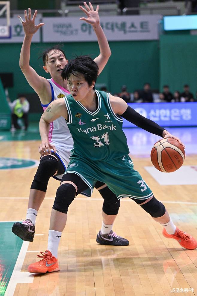 하나은행 진안(오른쪽)이 9일 부천체육관에서 열린 삼성생명과 4강 PO 1차전 도중 이주연의 수비를 피해 드리블 돌파를 시도하고 있다. 사진제공|WKBL
