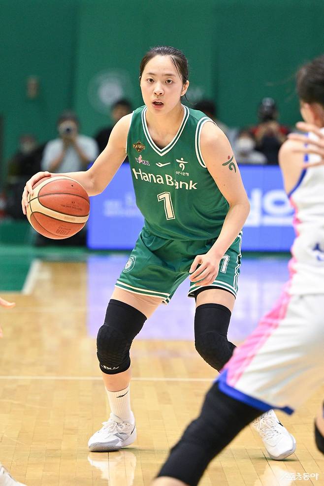 하나은행 박소희(왼쪽)가 9일 부천체육관에서 열린 삼성생명과 4강 PO 1차전 도중 공격을 시도하고 있다. 사진제공|WKBL