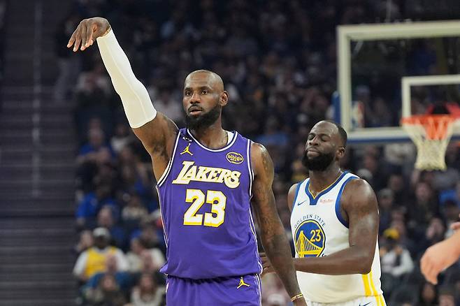 LA 레이커스 르브론 제임스가 10일 골든스테이트전에서 3점슛을 던진 뒤 림을 바라보고 있다. AP연합뉴스