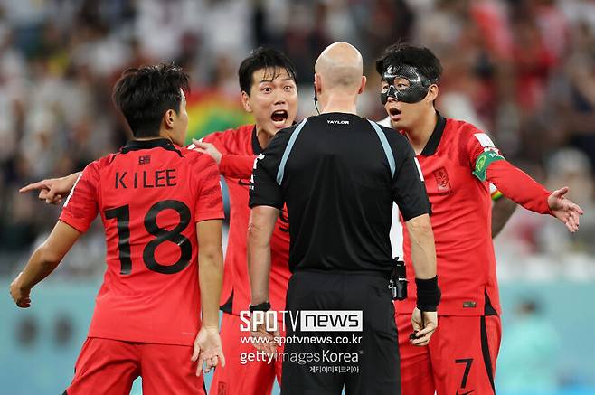 ▲ 규모가 커진 만큼 기회의 문도 넓어졌지만 한국 심판진이 마주한 '월드컵 본선행' 벽은 여전히 높았다. 선수단 성적뿐 아니라 경기 공정성을 책임지는 '판정의 영역'에서도 국제 경쟁력이 약화되고 있단 신호로 읽힌다.